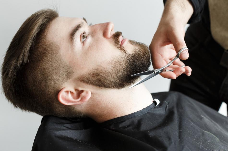Профессиональная мужская стрижка бороды и усов.
